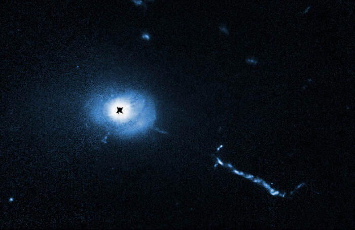Квазар 3C 273 и его гигантский джет / © NASA, ESA, Bin Ren (Université Côte d’Azur/CNRS); Acknowledgment: John Bahcall (IAS); Image Processing: Joseph DePasquale (STScI)