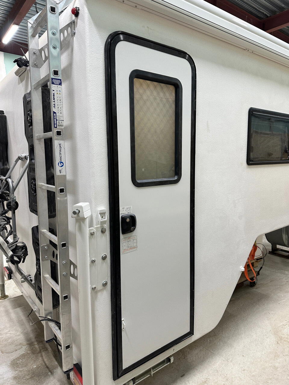 Piligrim Camper 400LX. Жилой модуль для полноразмерного пикапа