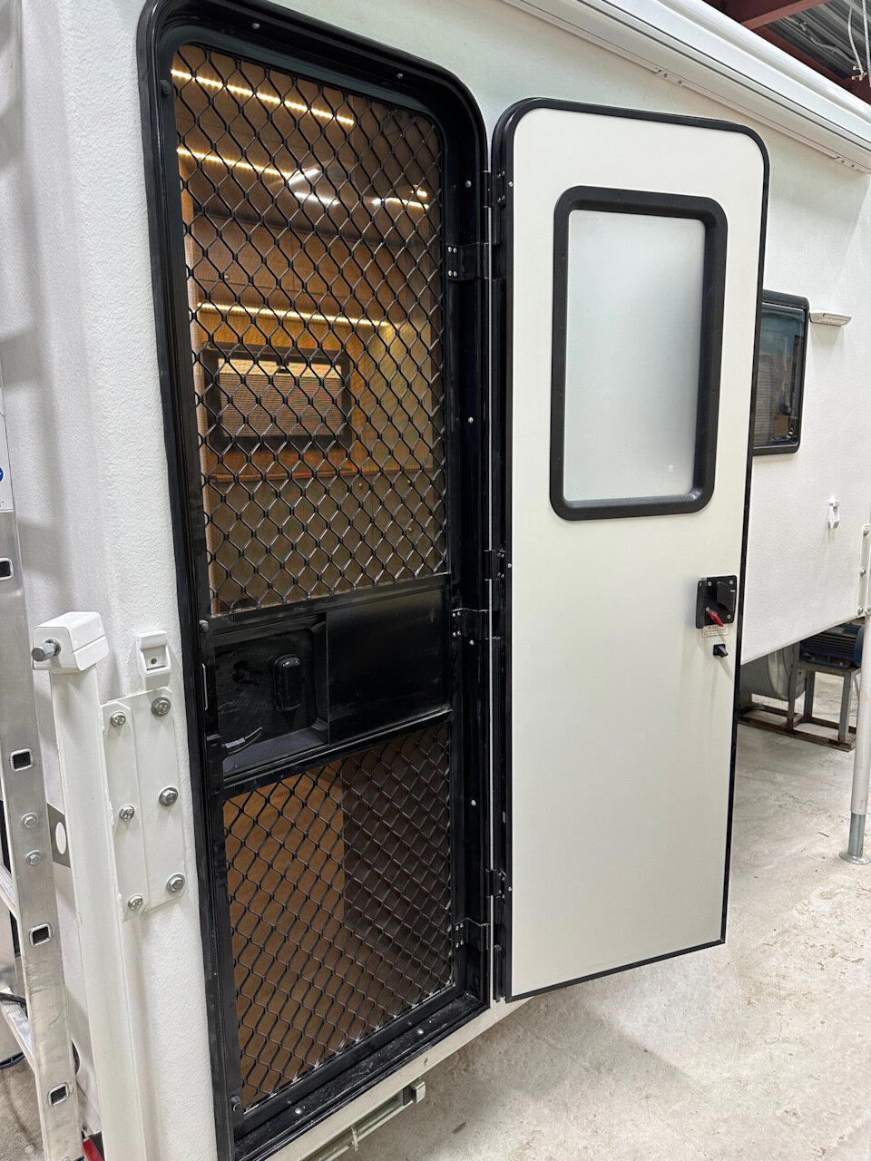 Piligrim Camper 400LX. Жилой модуль для полноразмерного пикапа