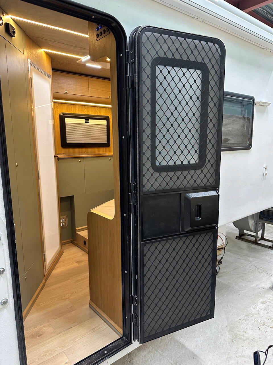Piligrim Camper 400LX. Жилой модуль для полноразмерного пикапа