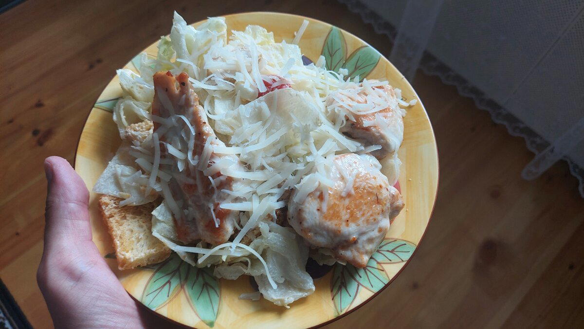 Салат цезарь в ОАЭ и в России (Рецепт и сравнение)