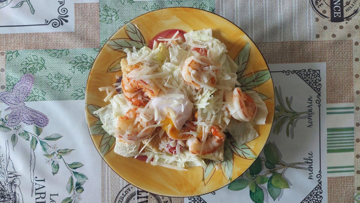 Салат цезарь в ОАЭ и в России (Рецепт и сравнение)