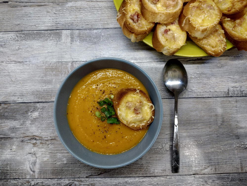 Тыквенный суп с беконом и сырными гренками: осень близко