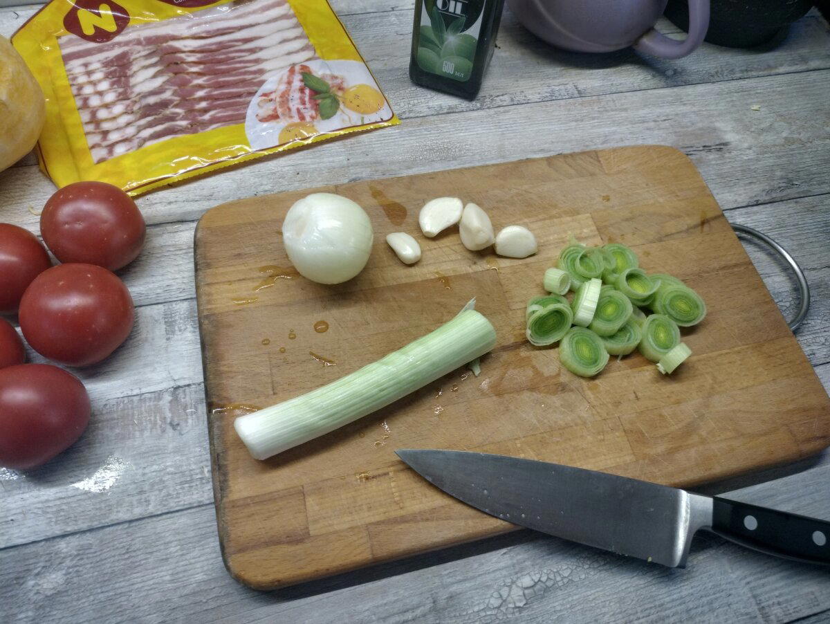 Тыквенный суп с беконом и сырными гренками: осень близко