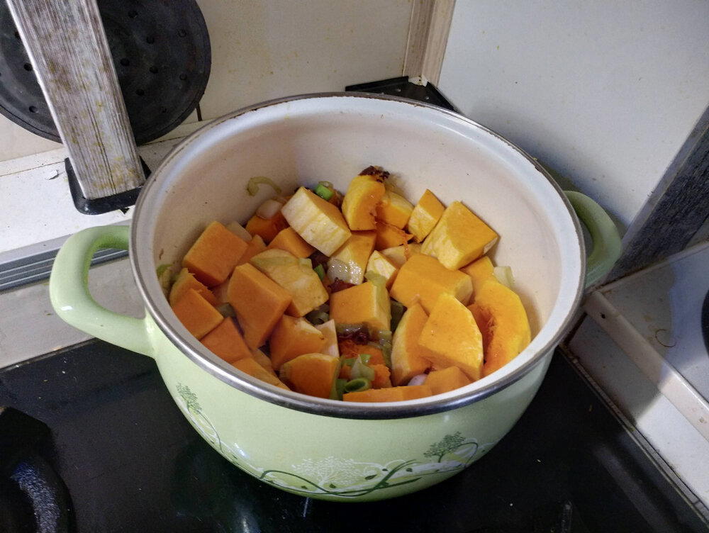Тыквенный суп с беконом и сырными гренками: осень близко