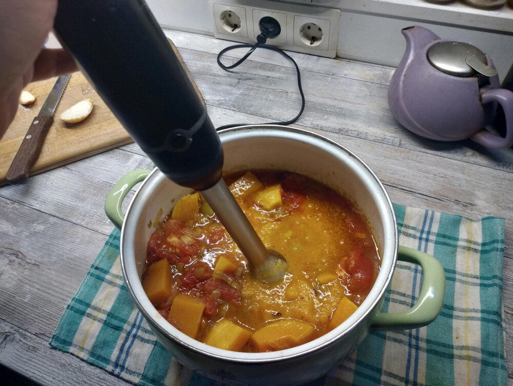 Тыквенный суп с беконом и сырными гренками: осень близко