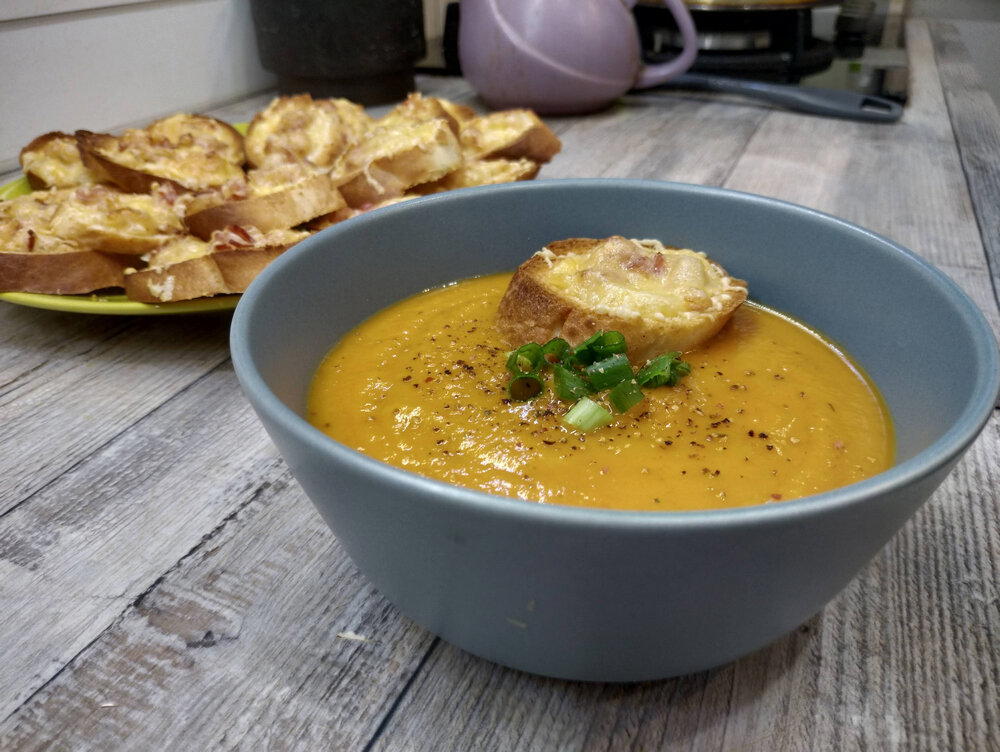 Тыквенный суп с беконом и сырными гренками: осень близко