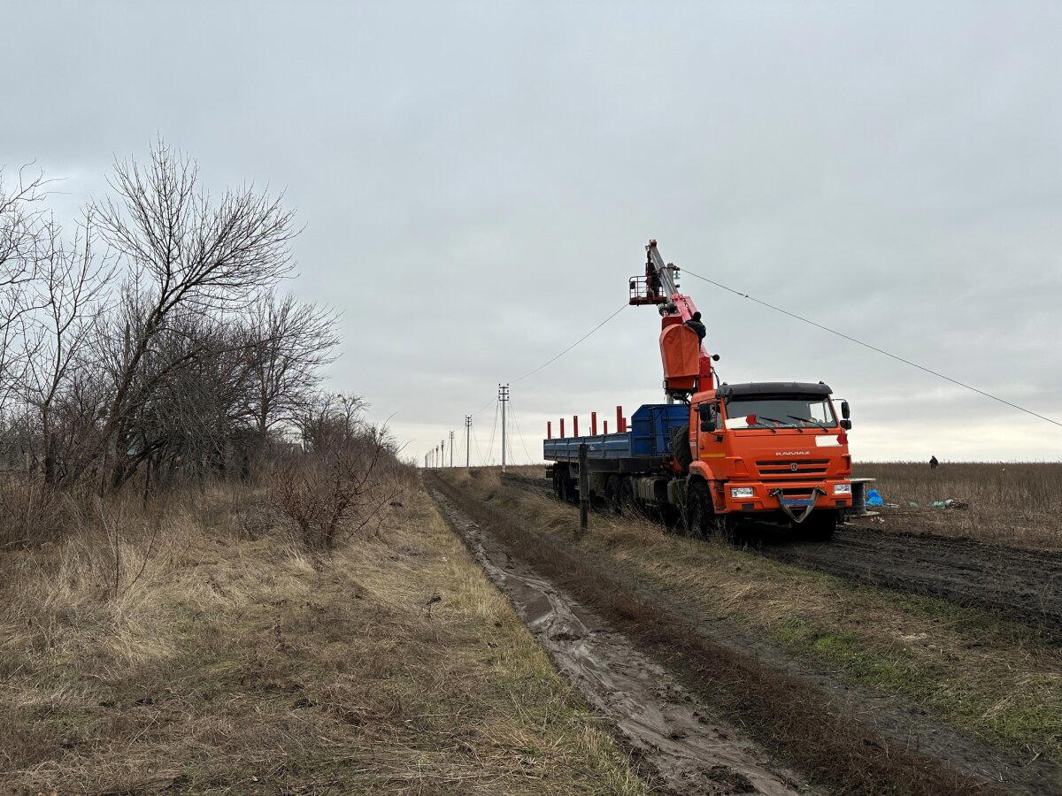 Бригада энергетиков из Татарстана в работе. Да будет свет!