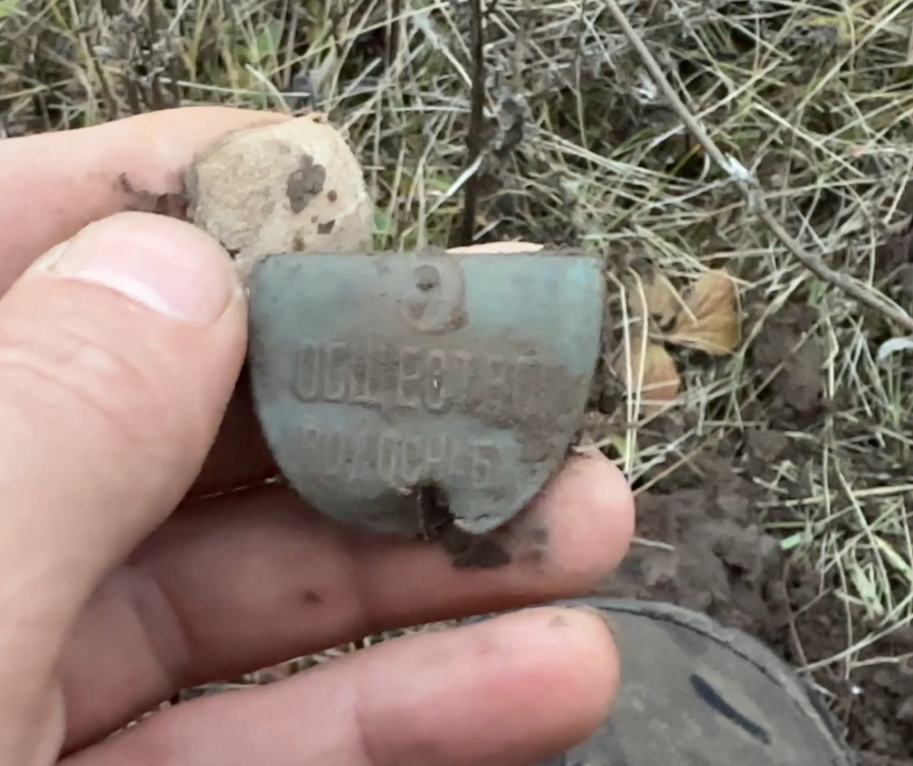 Иногда под полами заброшек можно найти уникальные вещи