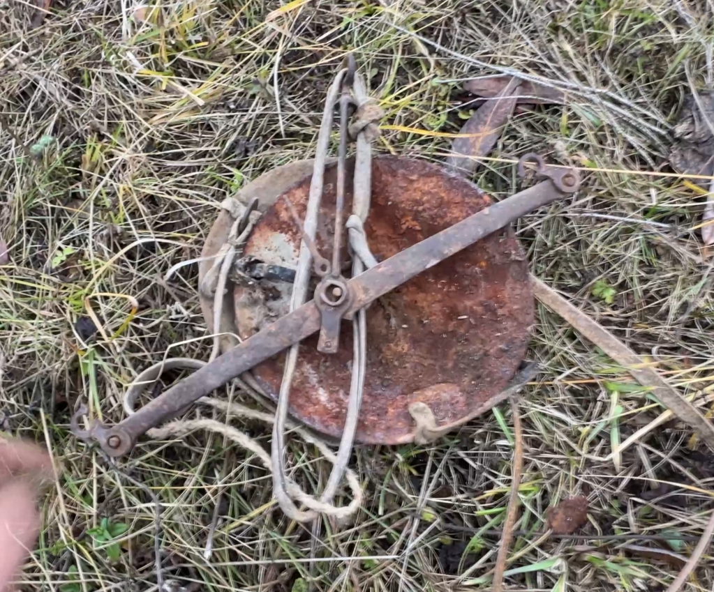 Иногда под полами заброшек можно найти уникальные вещи