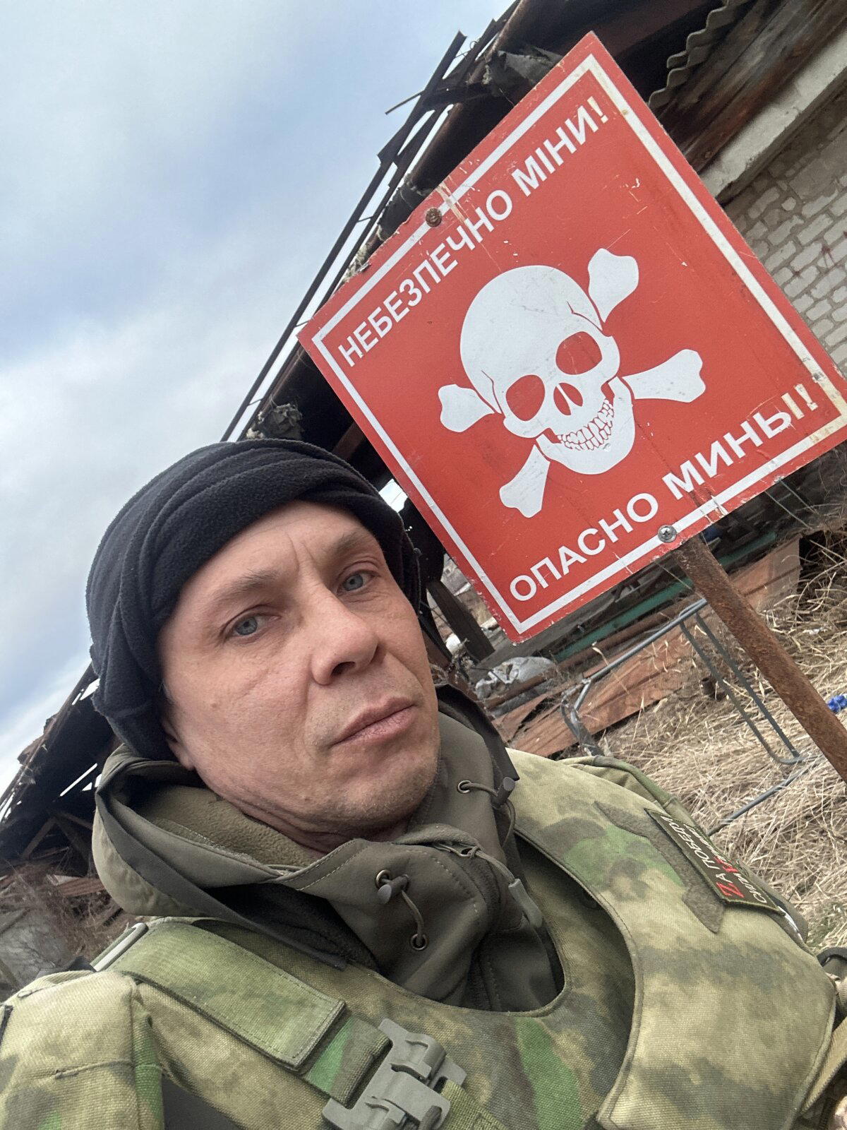 Бойцы нашли схрон и хотят передать мне подарок. Правда не знаю, что с ним делать