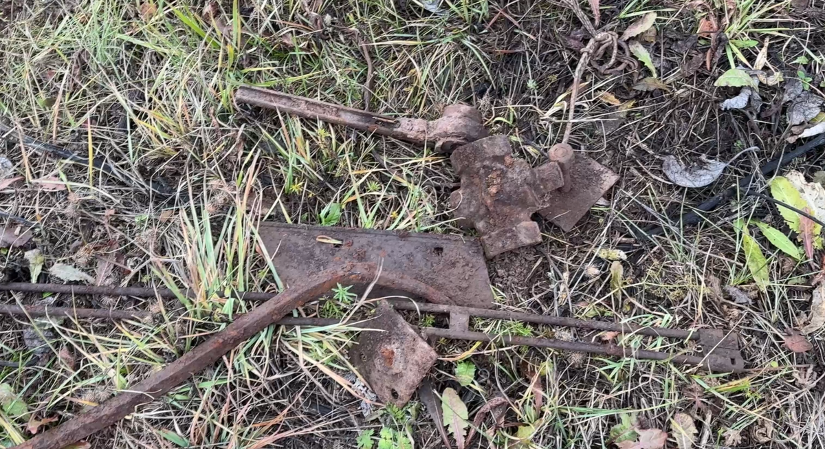 Иногда под полами заброшек можно найти уникальные вещи
