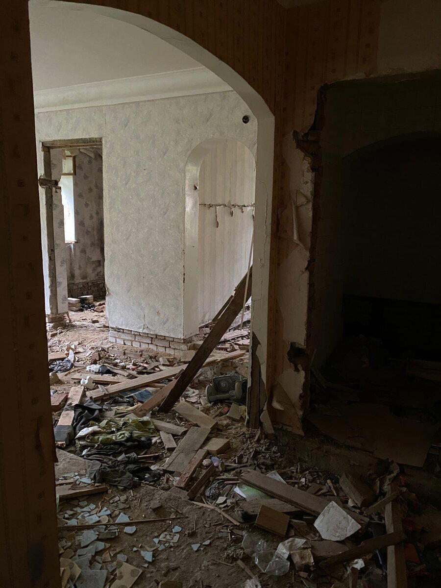 Приехал на обнаруженные заброшенные дома. Местные бомжи захотели меня прогнать специфическим способом