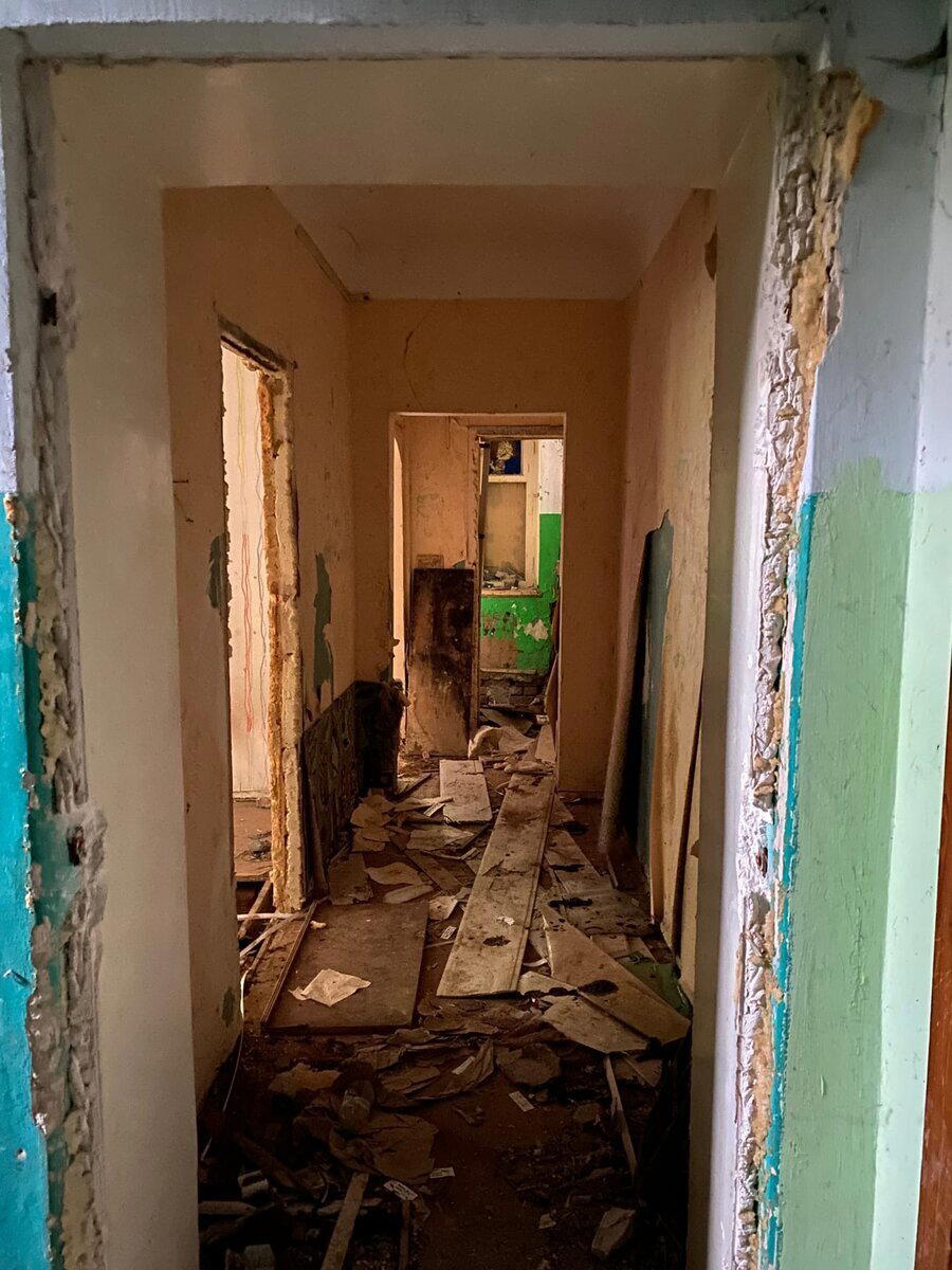 Приехал на обнаруженные заброшенные дома. Местные бомжи захотели меня прогнать специфическим способом