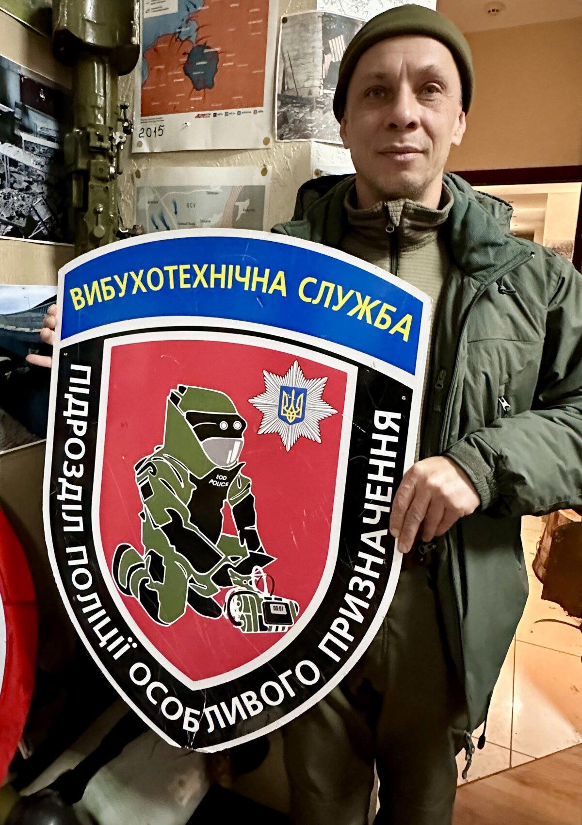 Это - музейный экспонат. Табличка - а не я.