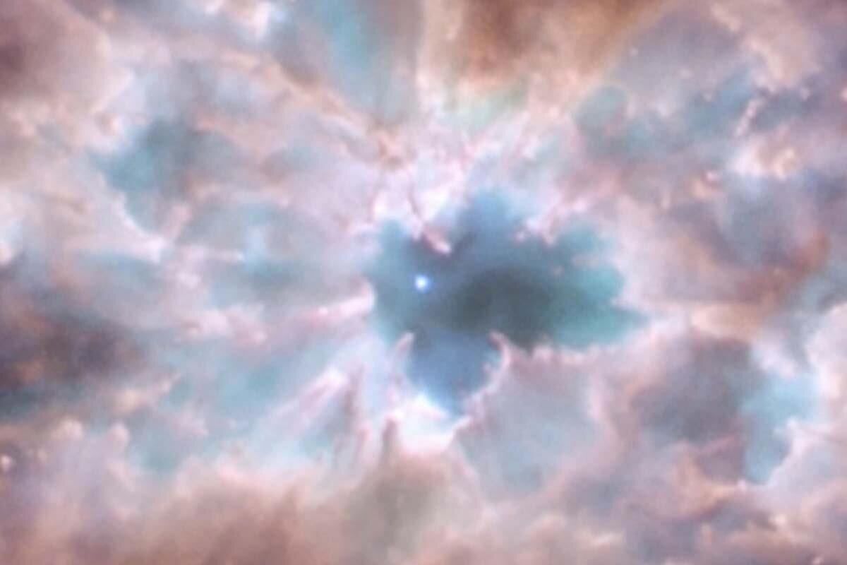 Белый карлик в "сердце" туманности NGC 2440, удаленной на ~4 000 световых лет от Земли. Изображение от космического телескопа NASA/ESA "Хаббл" / © NASA, ESA, and K. Noll (STScI)