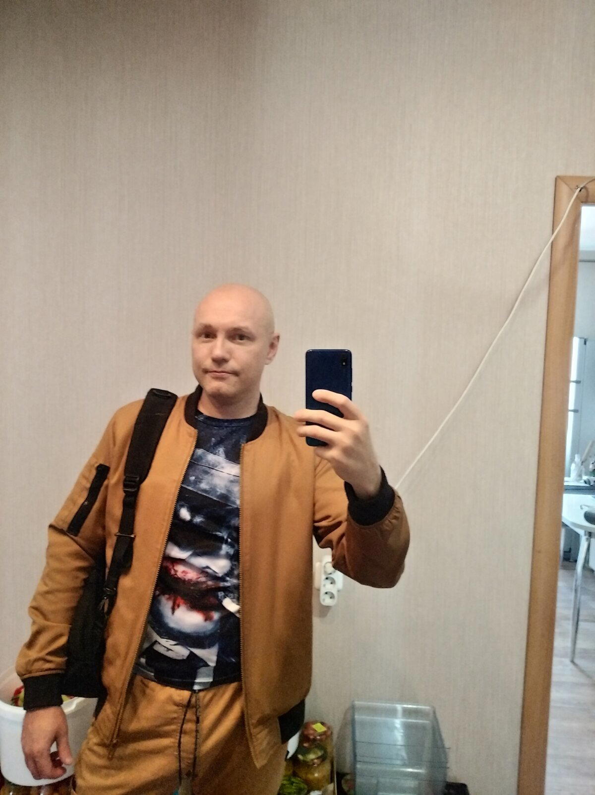 Селфи не мое, мое это банки с домашними соленьями с огорода :)