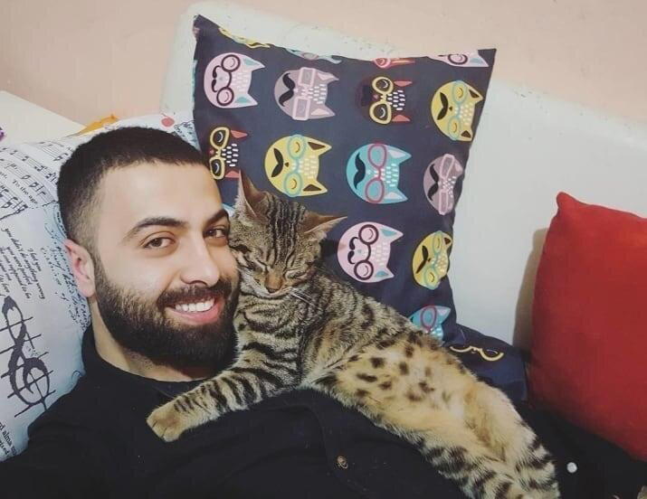 В жизни Сарпера Дюмана есть две вещи, от которых он без ума. Это — музыка и кошки.