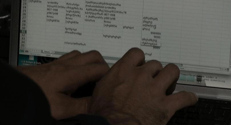 Сапёр обезвреживает бомбу