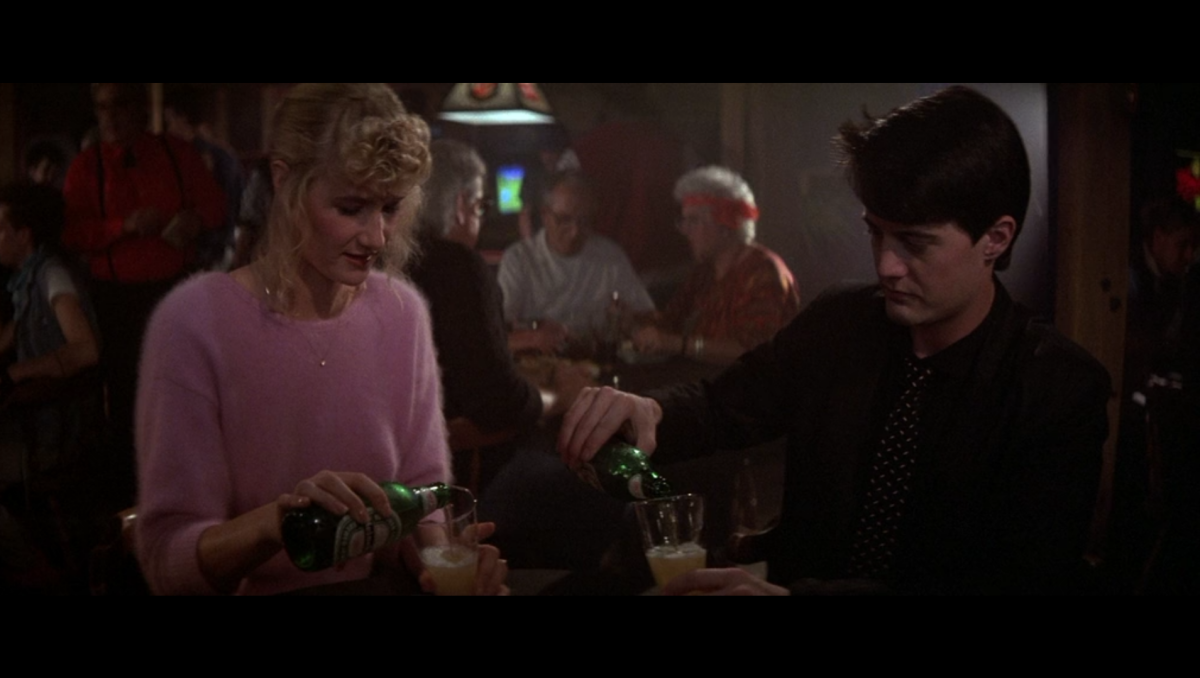 Ненавязчивая реклама пива в фильме "Синий бархат" (1986)