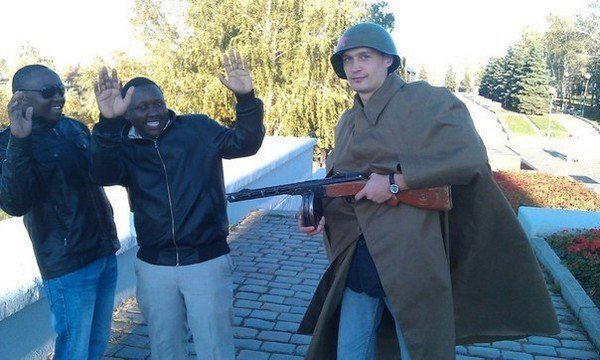 Красноармеец берет негров в плен...