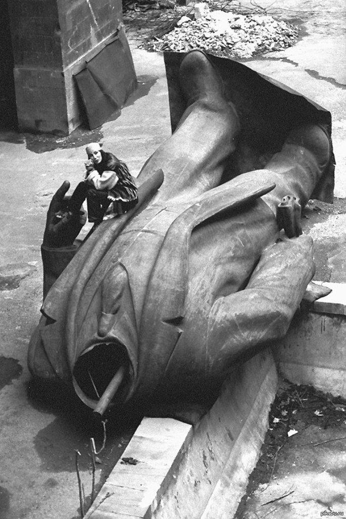 Шерилин Саркисян на поваленной статуе Ленина. 1993г.