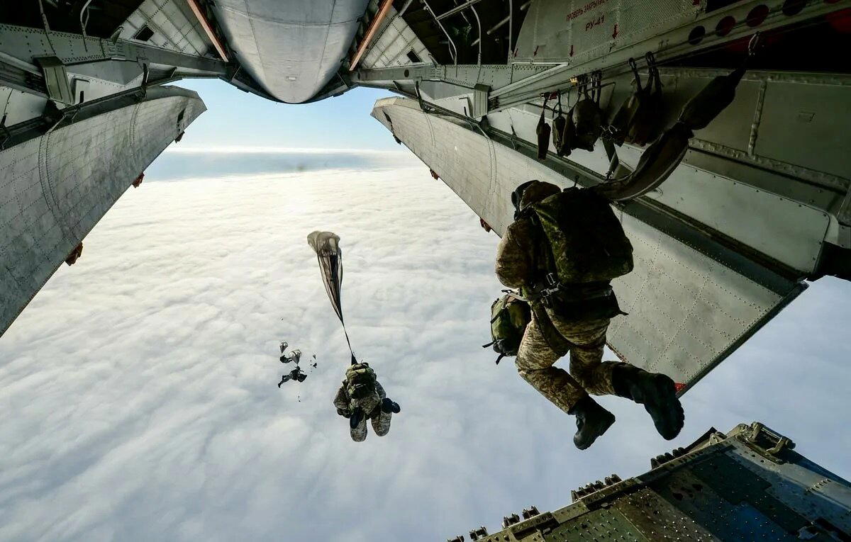 Почему в самолетах нет парашютов для пассажиров и экипажа