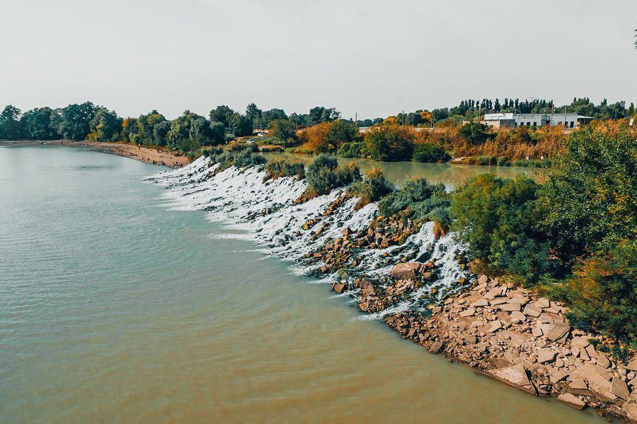В Краснодаре есть свои водопады. Находятся они в конце Большого острова.