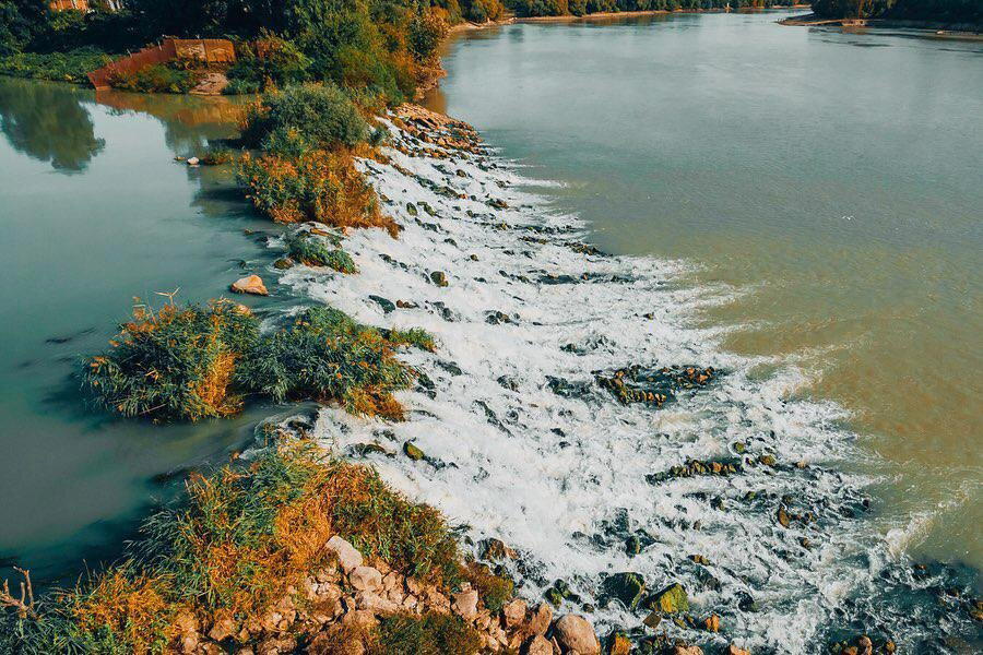 В Краснодаре есть свои водопады. Находятся они в конце Большого острова.