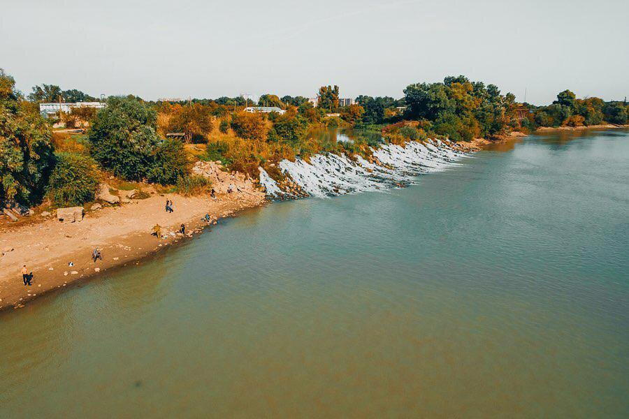 В Краснодаре есть свои водопады. Находятся они в конце Большого острова.