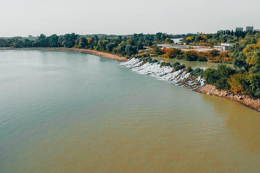 В Краснодаре есть свои водопады. Находятся они в конце Большого острова.