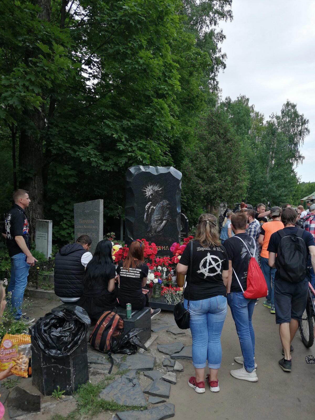 Мертвый анархист и Звезда по имени Солнце. Богословское кладбище