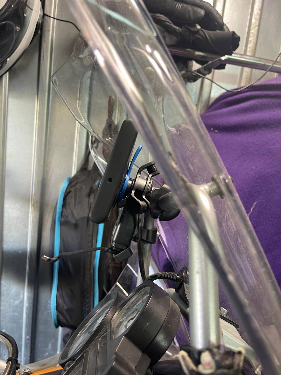 Никакие части не выступают наружу, а нажатием на лепесток можно начать освобождение телефона