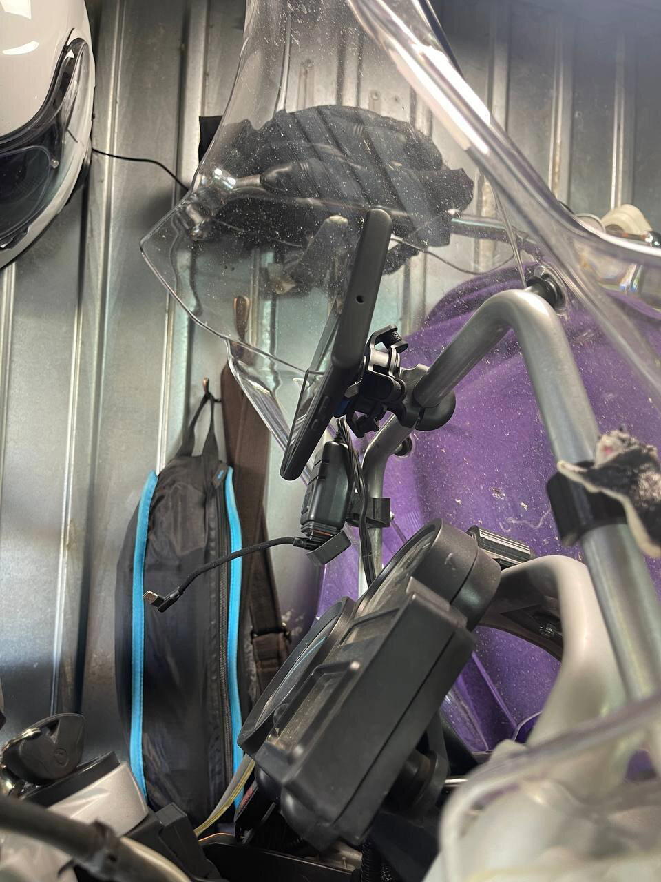 В моём случае хватило одного крепления, но есть масса вариантов