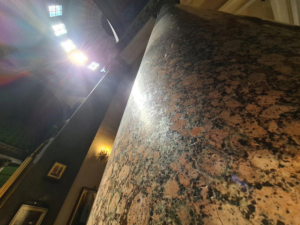 Знаменитые колонны Казанского собора. Попробуй, убеди меня в том, что их точили вручную.