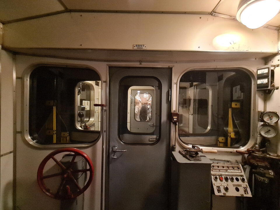 Кресла машиниста нет. Видимо, головной вагон разжаловали в обычный.