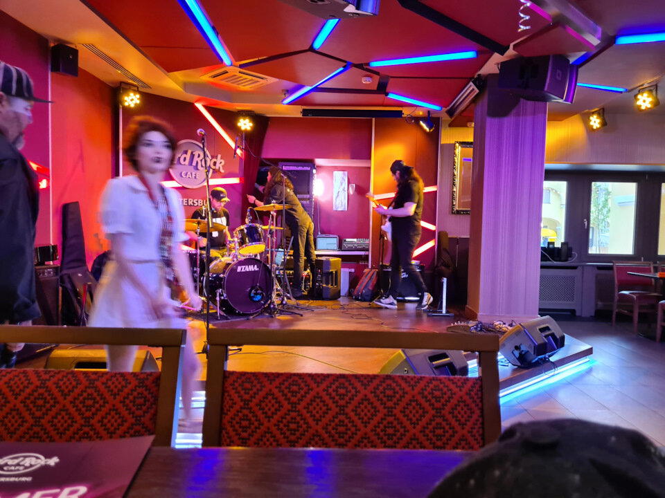 А это — 17 Июня и 4-летие Hard Rock Cafe st.Petersburg. Мне повезло забронировать стол ровно напротив сцены.