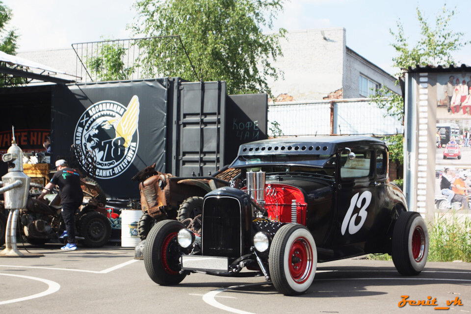 Хот-род не их, просто рядом стоял и не курил.