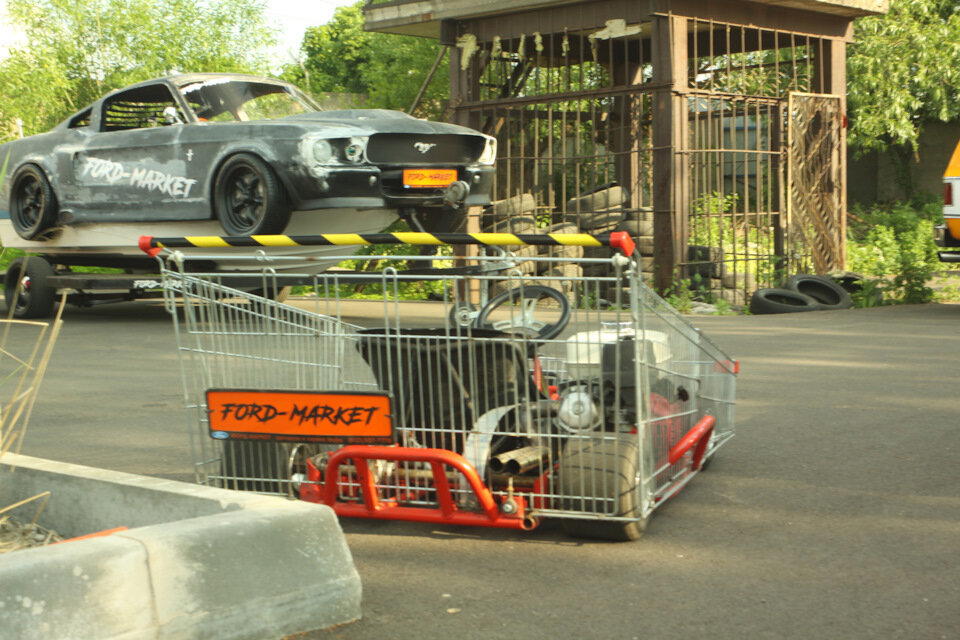 Мустанг — это катер. А тележка — это cart.