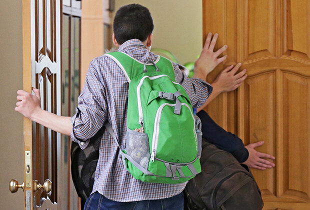 «Директор говорит, что я буду уборщиком». Российский школьник пошел против системы. Теперь его пугают полицией и шваброй