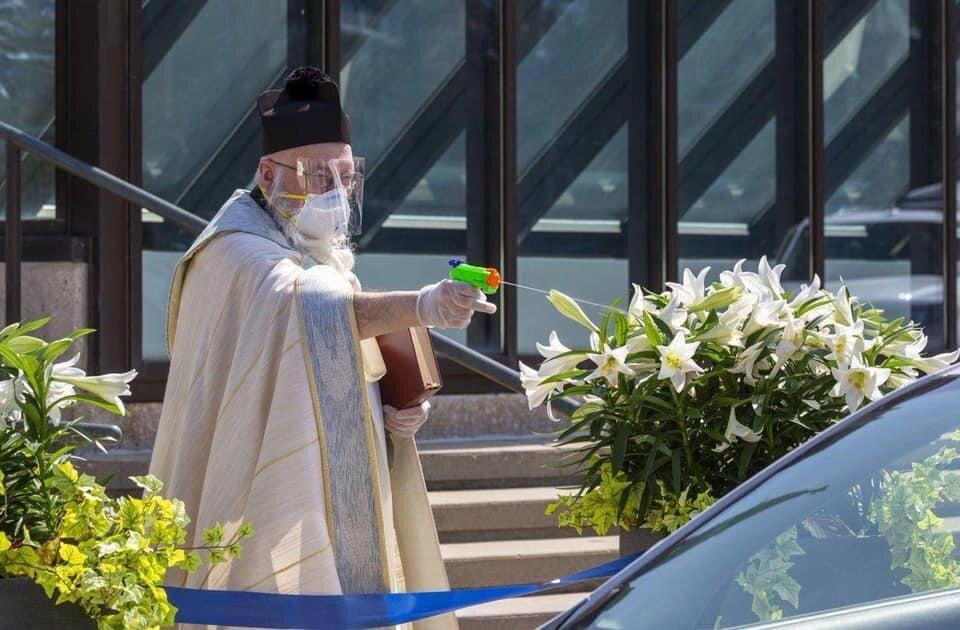 Недавно интернет покорил священник, держащий пистолетик со святой водой, и тут же стал жертвой фотошопа...