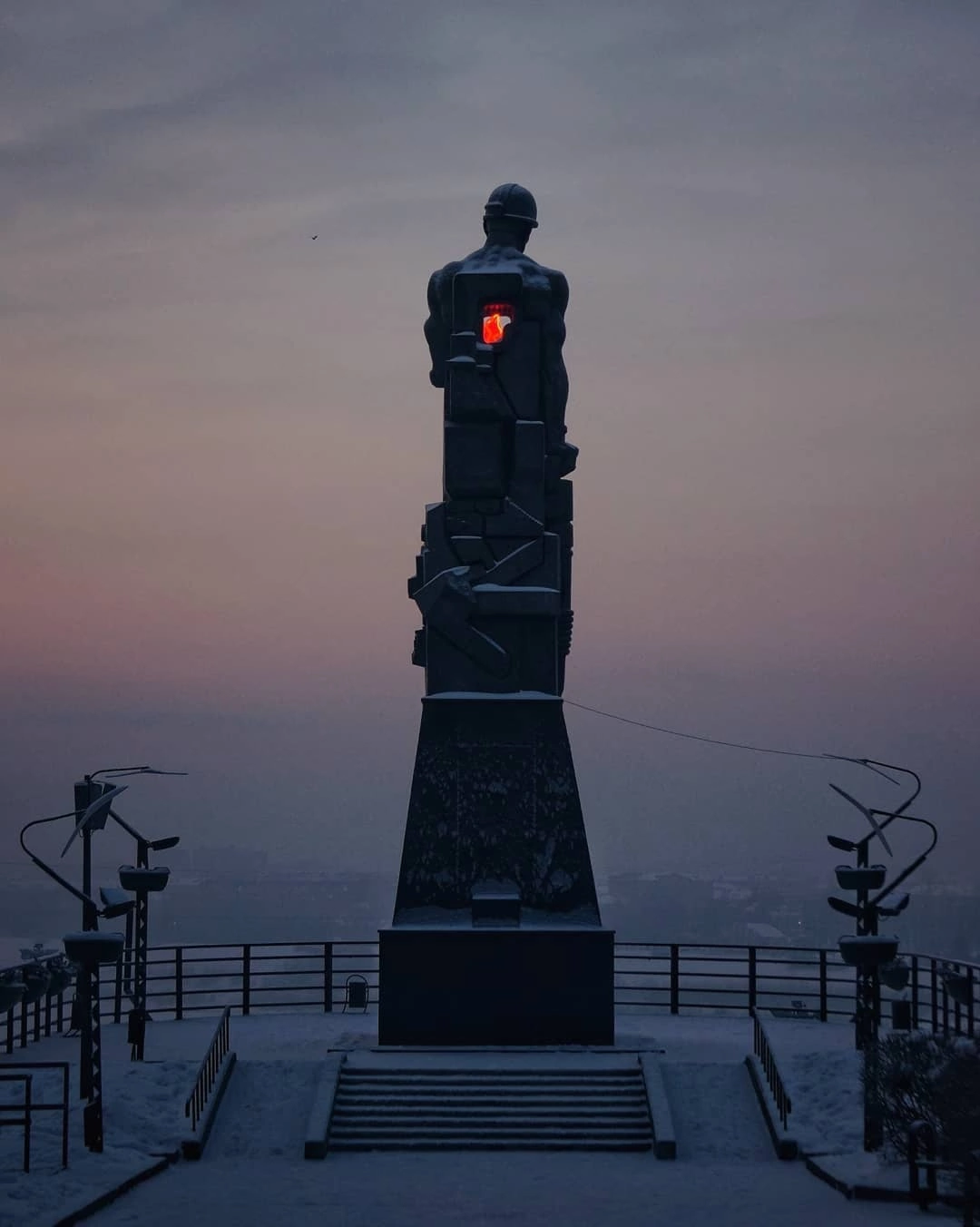 Величественный монумент в Кемерово, установленный в память погибшим шахтёрам. В его груди, как факел, пылает сердце