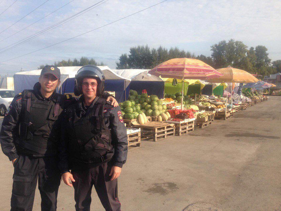 Пришел с другом на рынок. Фрукты есть, а продавцов нет. Странно