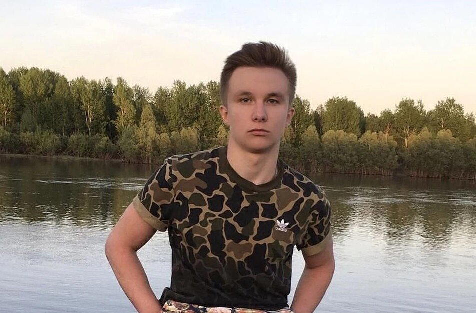 Молодой герой...