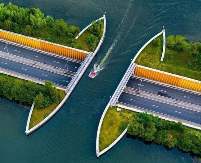 Архитектура за гранью