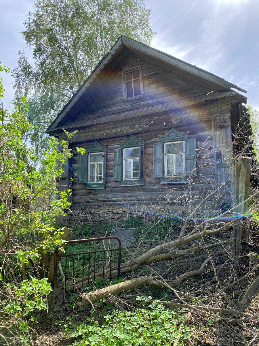 Этот дом, когда-то был самым красивым и добротным в деревне. Показываю, что от него осталось