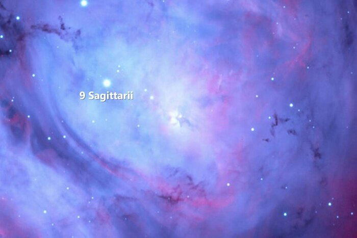 Двойная звезда 9 Стрельца (9 Sagittarii) отмечена на изображении / © telescope.live