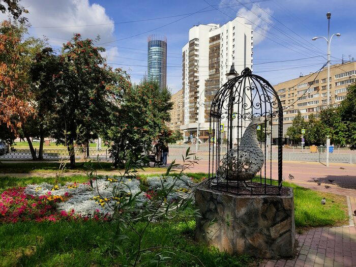 Скульптура «Жар-Птица в клетке»