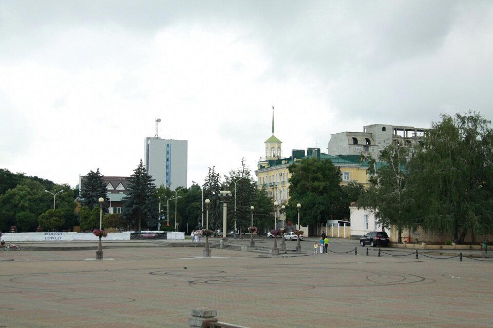 Ставрополь. Центральная площадь. Пока мы там (на югах) пребывали — по всей РФ гремели выпускные пьянки. Видимо, накануне вечером экс-студенты на своих мега-втюненых жыгах (потом покажу) выражали свои яркие эмоции по поводу и без повода. Это я о пятаках на брусчатке :-)