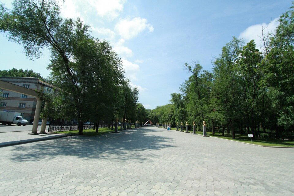   г. Черкесск (одну букву поменять — звучание становится расистское, а смысл не меняется). Центральная площадь в память о героях ВОВ, вроде. Или какого-то межкланового междусобойчика.